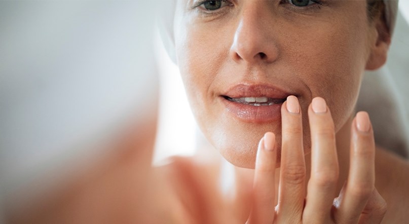 Eine Frau pflegt ihre Lippen