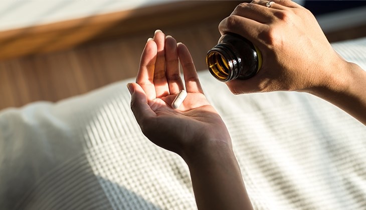 Nahaufnahme einer Hand mit Tabletten