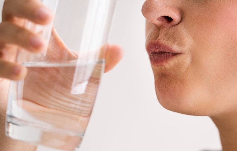 Eine Person trinkt Wasser