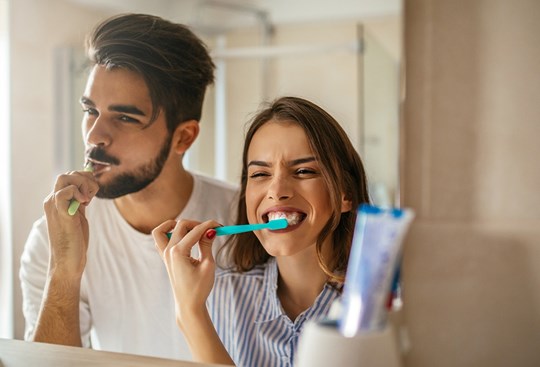 Ein Paar achtet auf die Mundhygiene