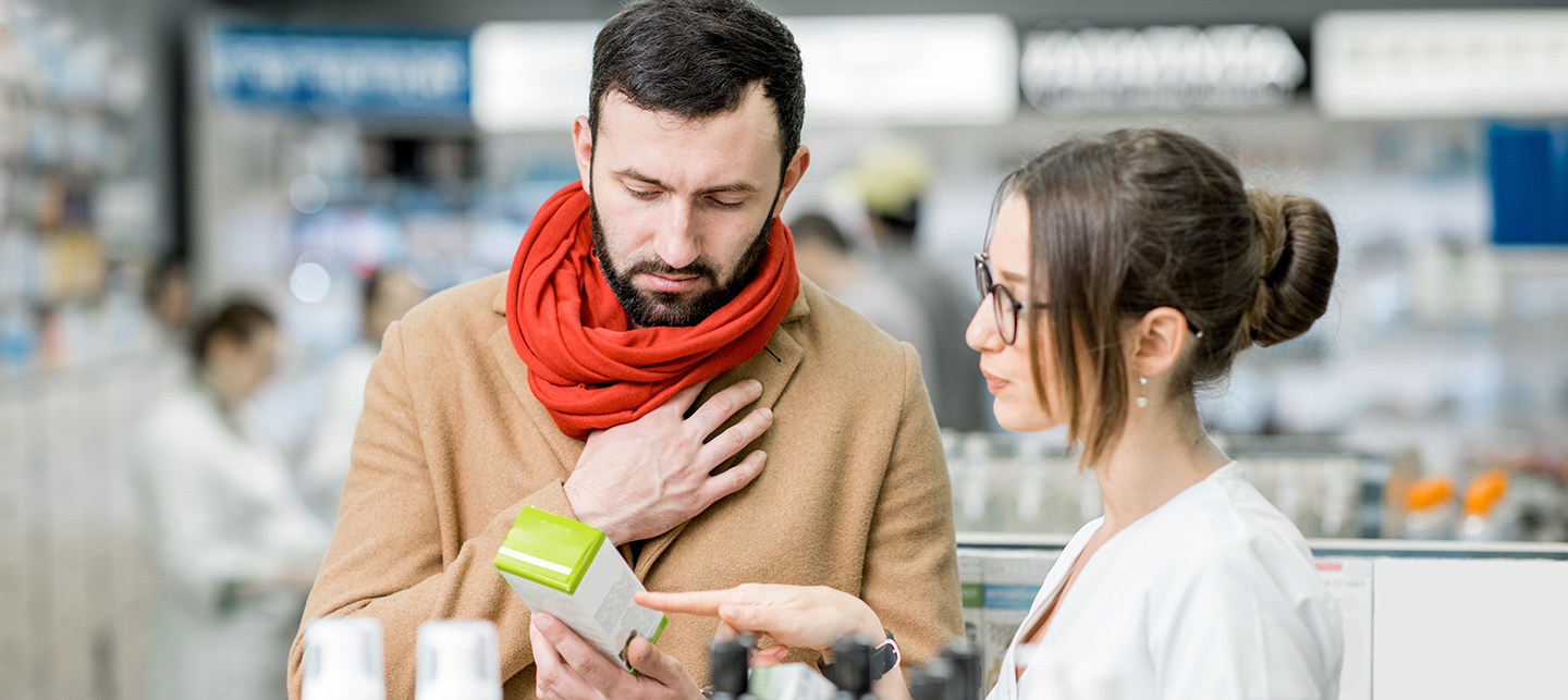 Mann kauft Medikamente in einer Apotheke