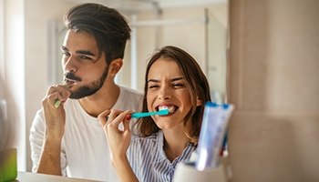 Ein Paar achtet auf die Mundhygiene