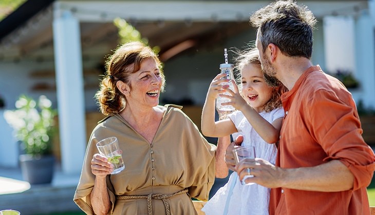 Eine Familie trinkt gemeinsam Limonade